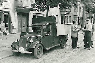 Waldemar Krüger vor seinem Geschäft Lindenstraße 64, ca. 1948