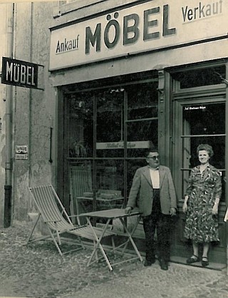 Eheleute Krüger vor ihrem Geschäft in der Lindenstraße 64, 60er Jahre